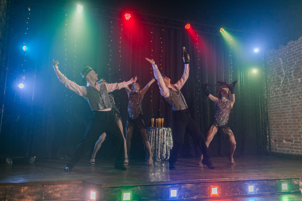 Гетсби - шикарный номер-спектакль с роскошными костюмами и светодиодным реквизитом.