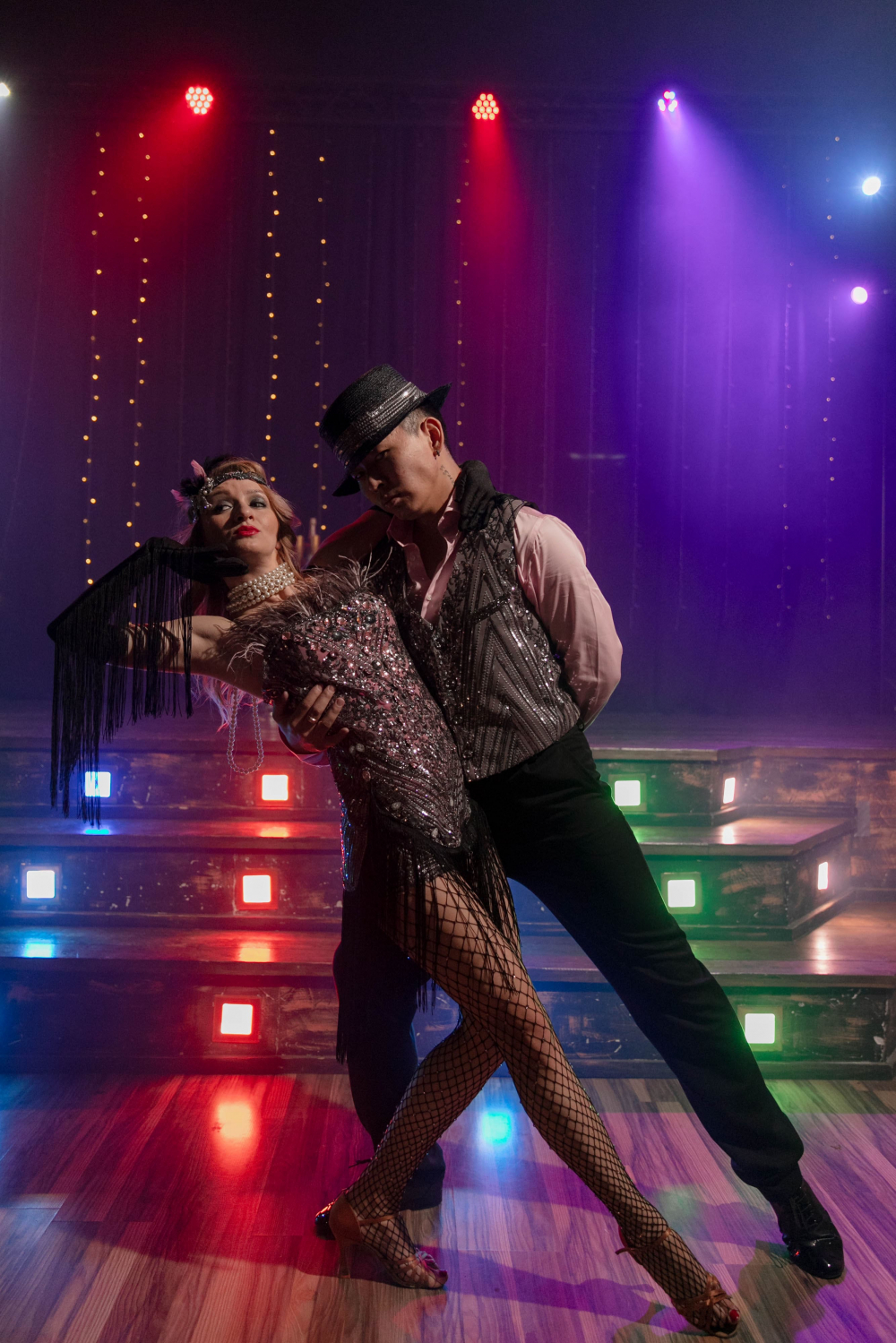 Гетсби - шикарный номер-спектакль с роскошными костюмами и светодиодным реквизитом.