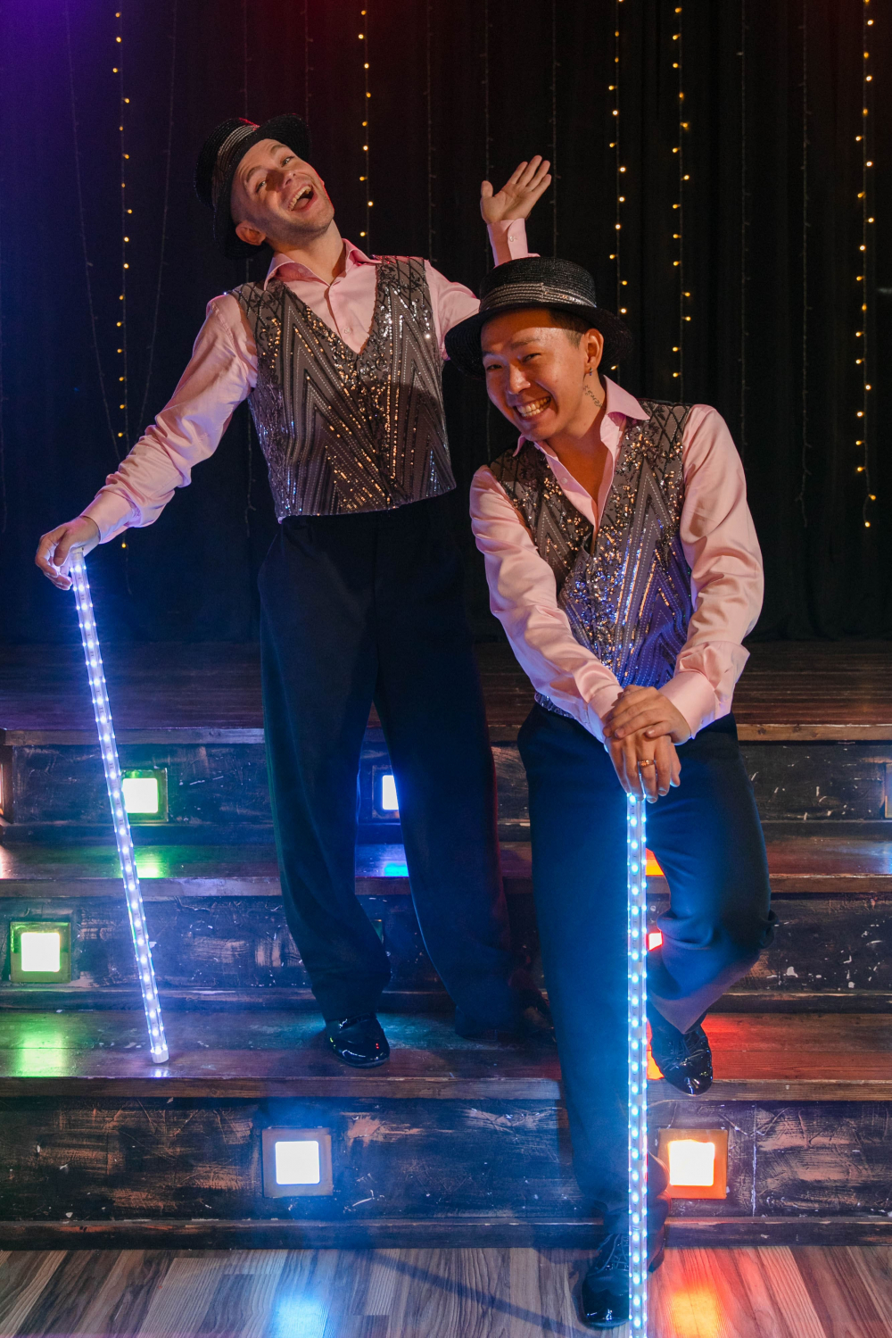 Гетсби - шикарный номер-спектакль с роскошными костюмами и светодиодным реквизитом.