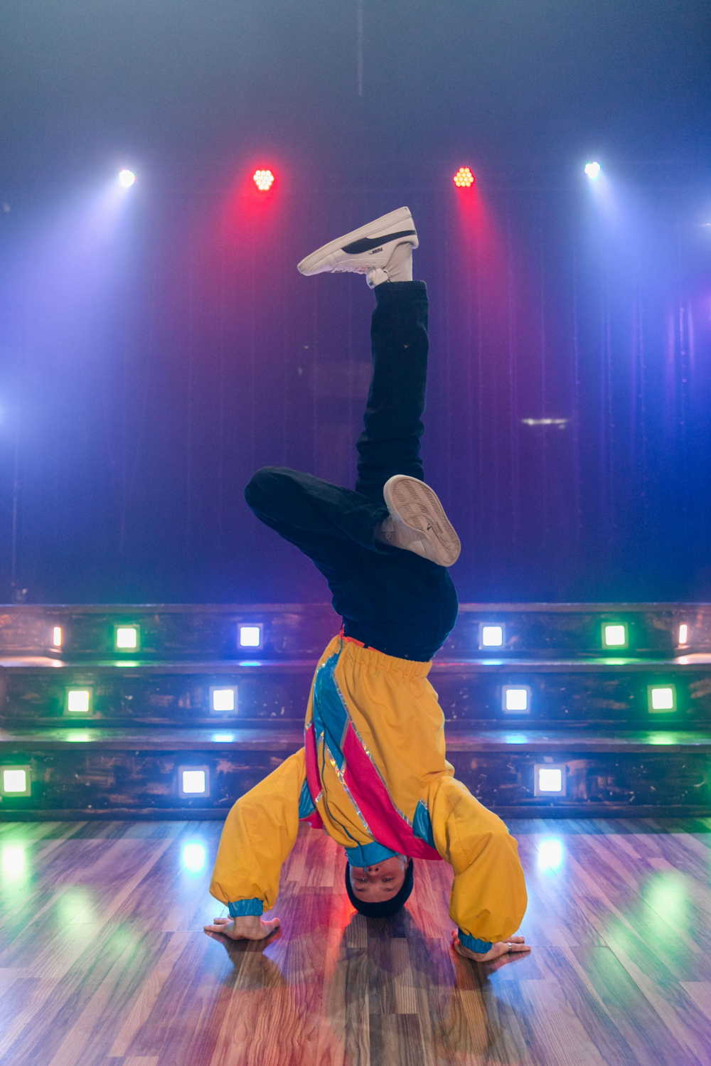 Ностальгия по 90-ым - это очень яркий и драйвовый номер с любимыми треками из 90-х годов. Зрители не устоят и захотят присоединиться к нашим танцорам, чтобы зажечь танцпол.