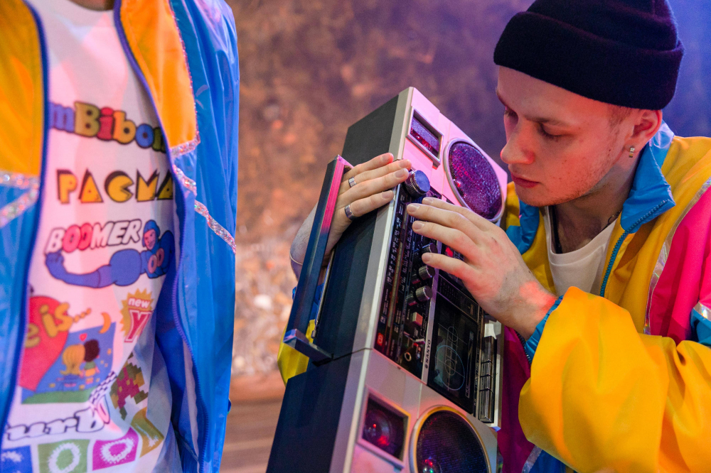 Ностальгия по 90-ым - это очень яркий и драйвовый номер с любимыми треками из 90-х годов. Зрители не устоят и захотят присоединиться к нашим танцорам, чтобы зажечь танцпол.