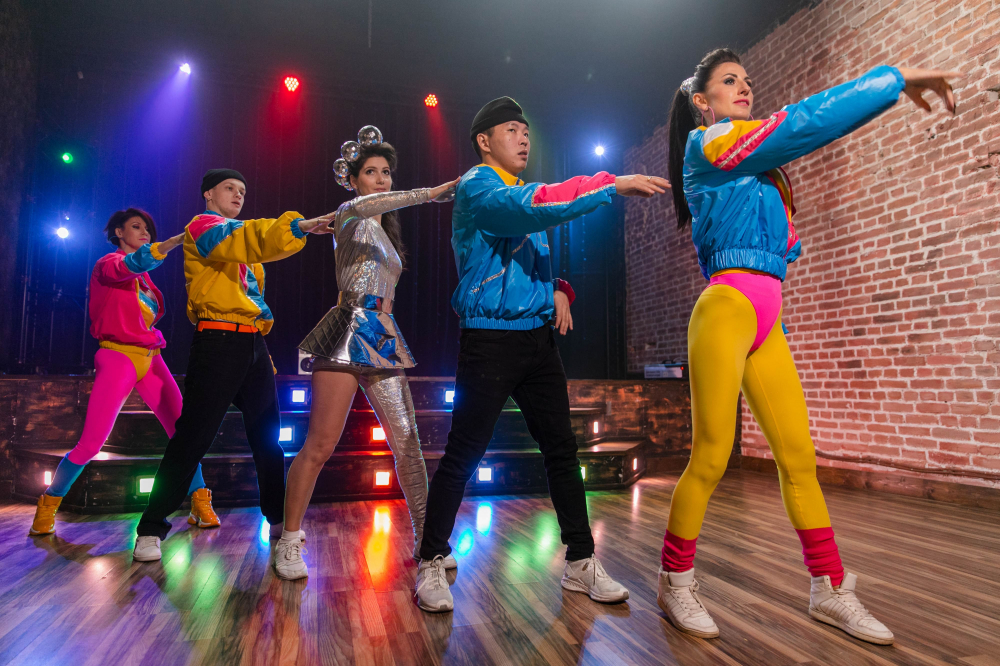 Ностальгия по 90-ым - это очень яркий и драйвовый номер с любимыми треками из 90-х годов. Зрители не устоят и захотят присоединиться к нашим танцорам, чтобы зажечь танцпол.