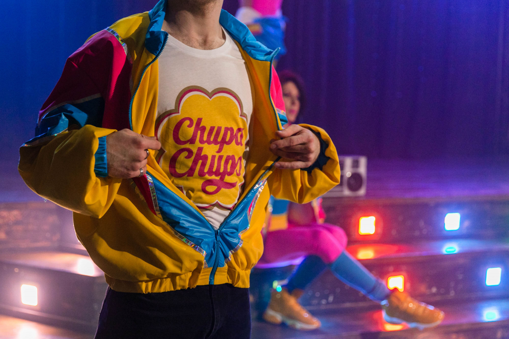 Ностальгия по 90-ым - это очень яркий и драйвовый номер с любимыми треками из 90-х годов. Зрители не устоят и захотят присоединиться к нашим танцорам, чтобы зажечь танцпол.