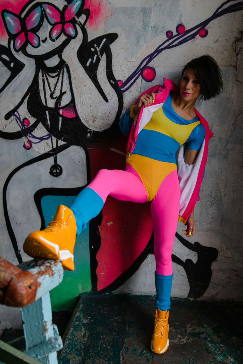 Ностальгия по 90-ым - это очень яркий и драйвовый номер с любимыми треками из 90-х годов. Зрители не устоят и захотят присоединиться к нашим танцорам, чтобы зажечь танцпол.