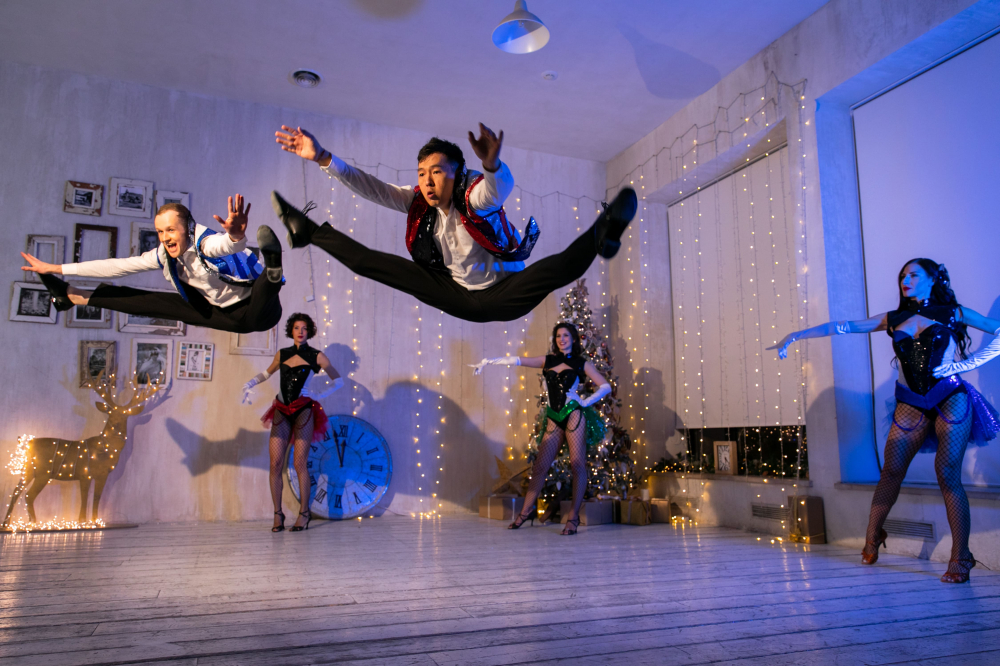 Новогодний номер, который окунёт вас в романтику ретро-фильмов, а потом перенесёт в яркое и зажигательное настоящее.