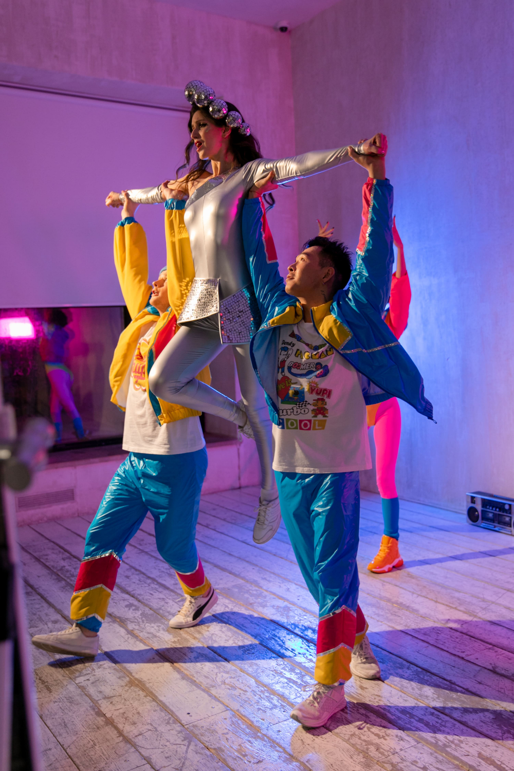 Ностальгия по 90-ым - это очень яркий и драйвовый номер с любимыми треками из 90-х годов. Зрители не устоят и захотят присоединиться к нашим танцорам, чтобы зажечь танцпол.