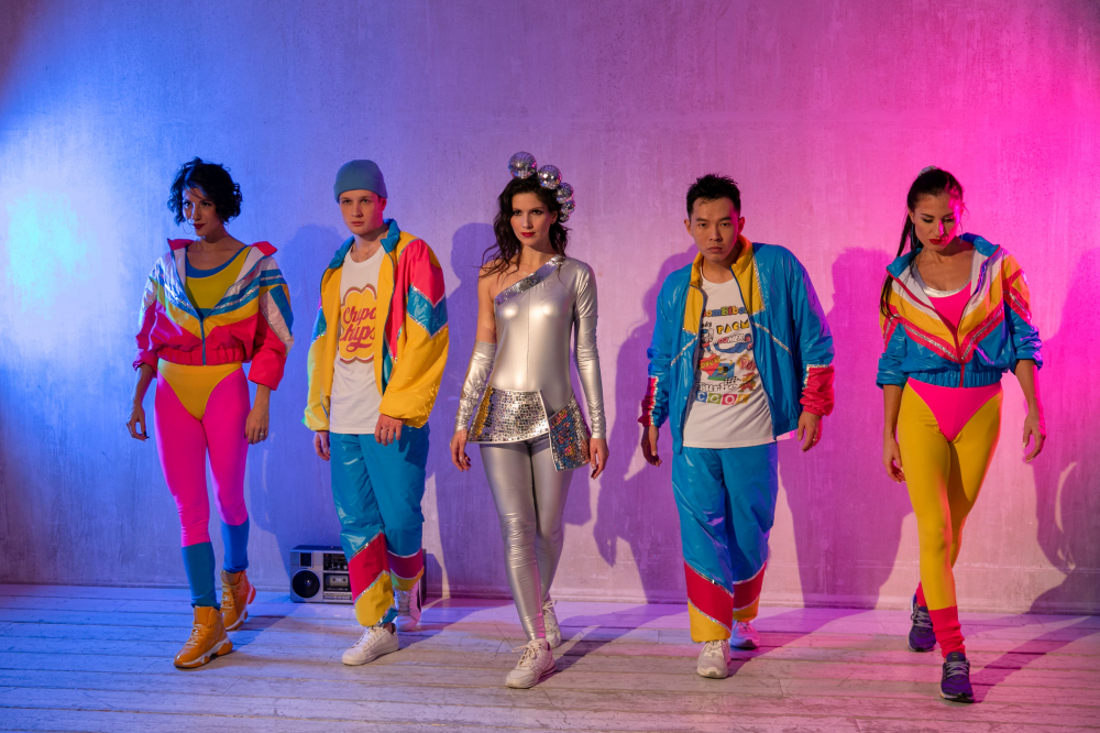 Ностальгия по 90-ым - это очень яркий и драйвовый номер с любимыми треками из 90-х годов. Зрители не устоят и захотят присоединиться к нашим танцорам, чтобы зажечь танцпол.