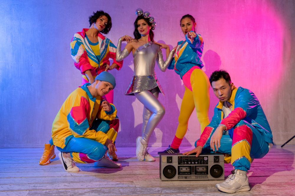 Ностальгия по 90-ым - это очень яркий и драйвовый номер с любимыми треками из 90-х годов. Зрители не устоят и захотят присоединиться к нашим танцорам, чтобы зажечь танцпол.