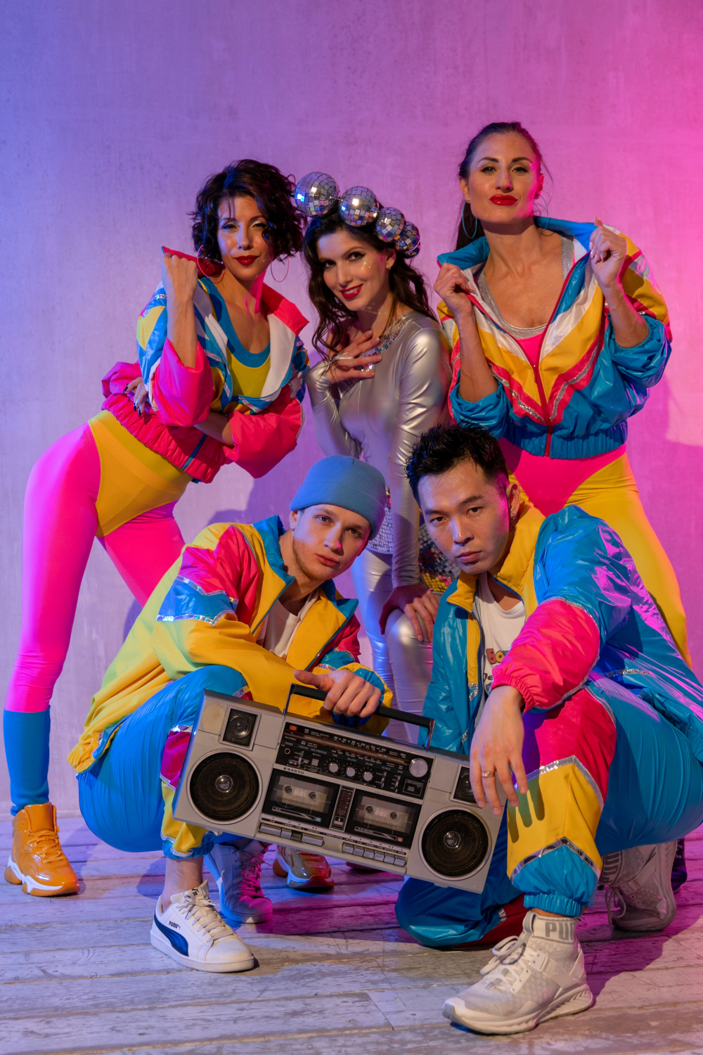 Ностальгия по 90-ым - это очень яркий и драйвовый номер с любимыми треками из 90-х годов. Зрители не устоят и захотят присоединиться к нашим танцорам, чтобы зажечь танцпол.