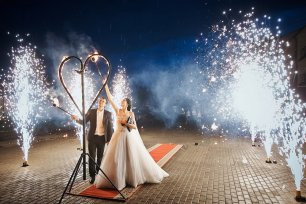 Искрящийся фонтан на свадьбе