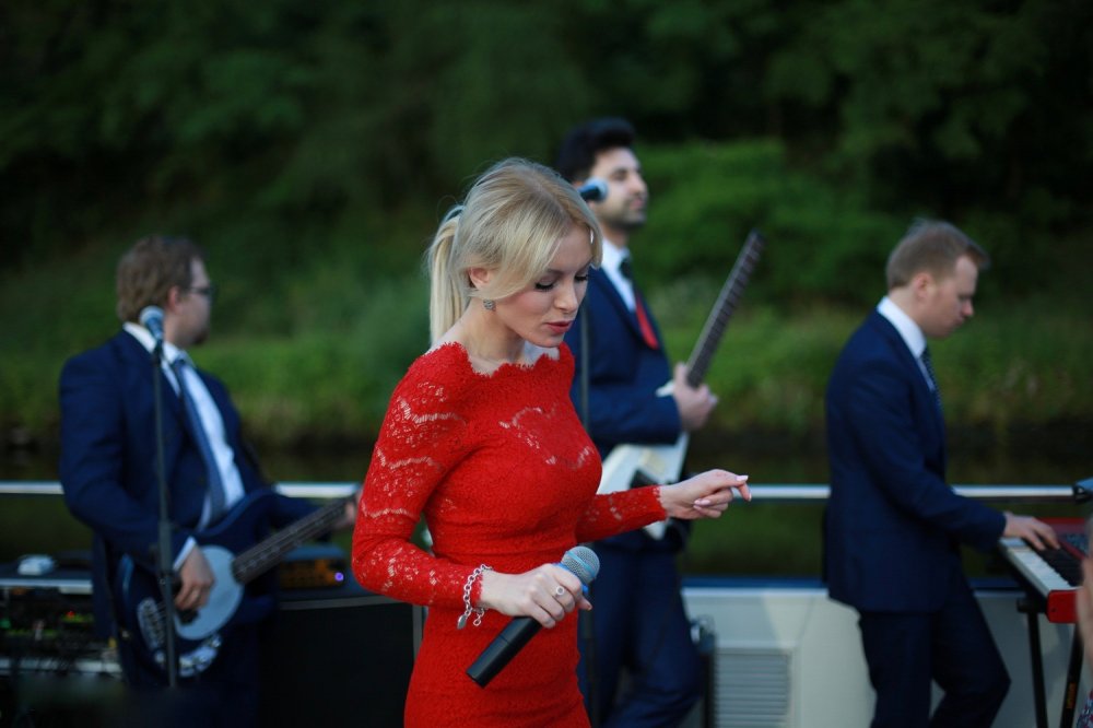 Кавер-группа Русский Бит Москва с женским вокалом.