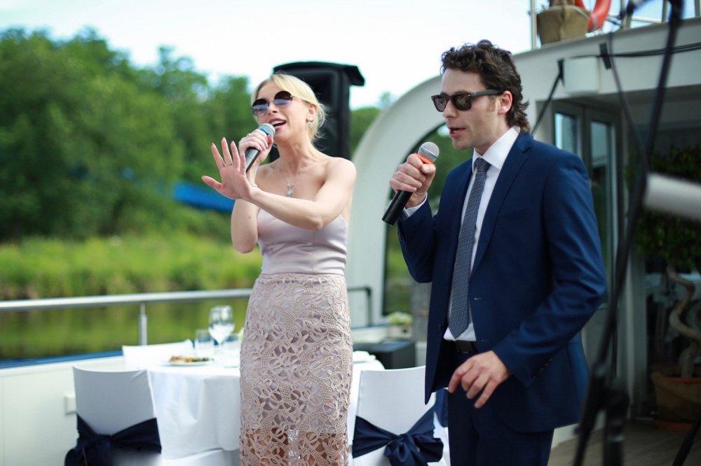 Солисты кавер-группы Русский Бит на свадьбе в Праге.