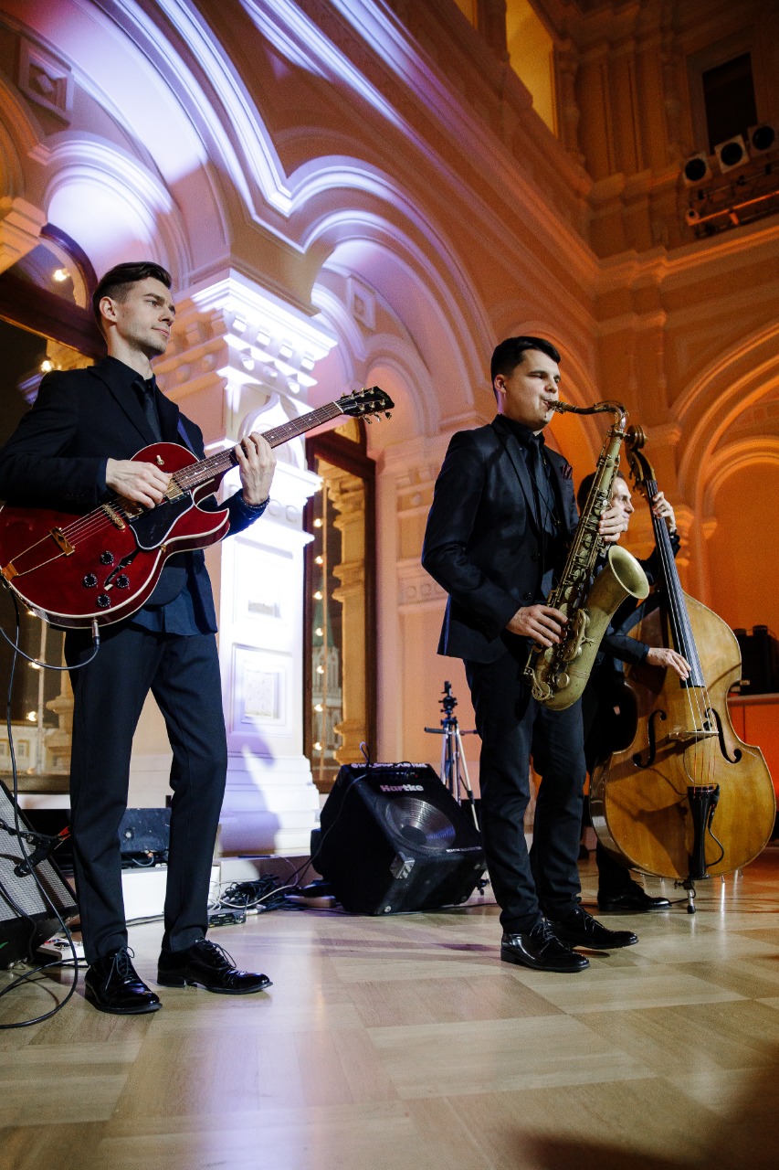 Джаз Кавер группа Playtime
Выступление в ГУМ на Красной площади. В программе джаз и кавер хиты