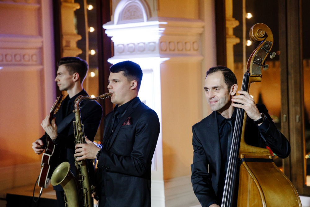 Джаз Кавер группа Playtime
Выступление в ГУМ на Красной площади. В программе джаз и кавер хиты