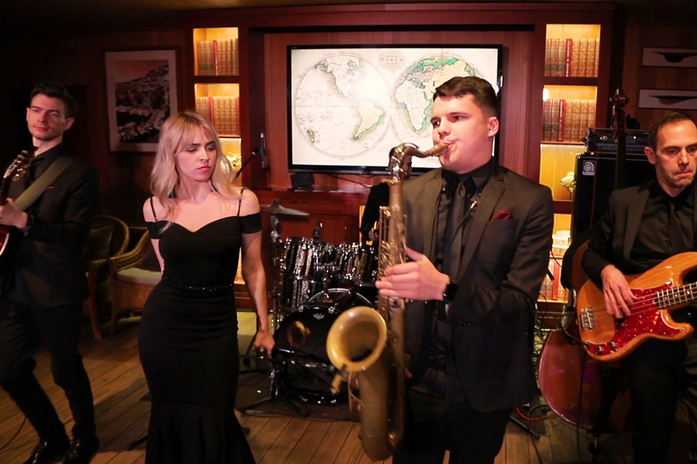 Джаз Кавер группа Playtime
Выступление на празднике. В программе джаз и кавер хиты