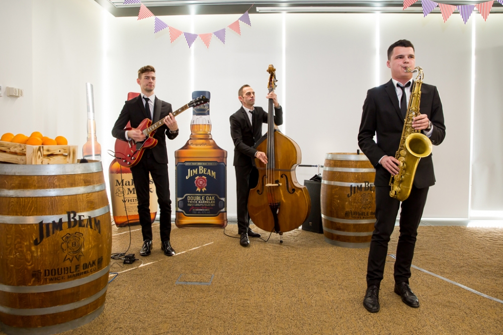 Когда у вас ответственное, решающее, а так же, модное и стильное мероприятие - приглашайте на встречу гостей Джаз Кавер Группу PLAYTIME.