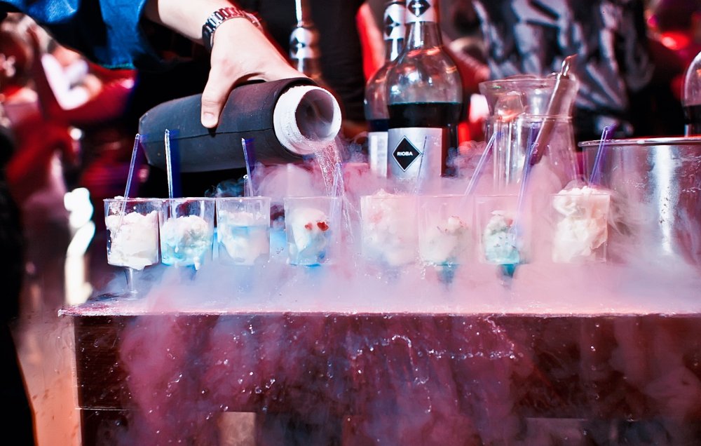 Нитробар - мороженое, сделанное на основе жидкого азота (цена указана за час).