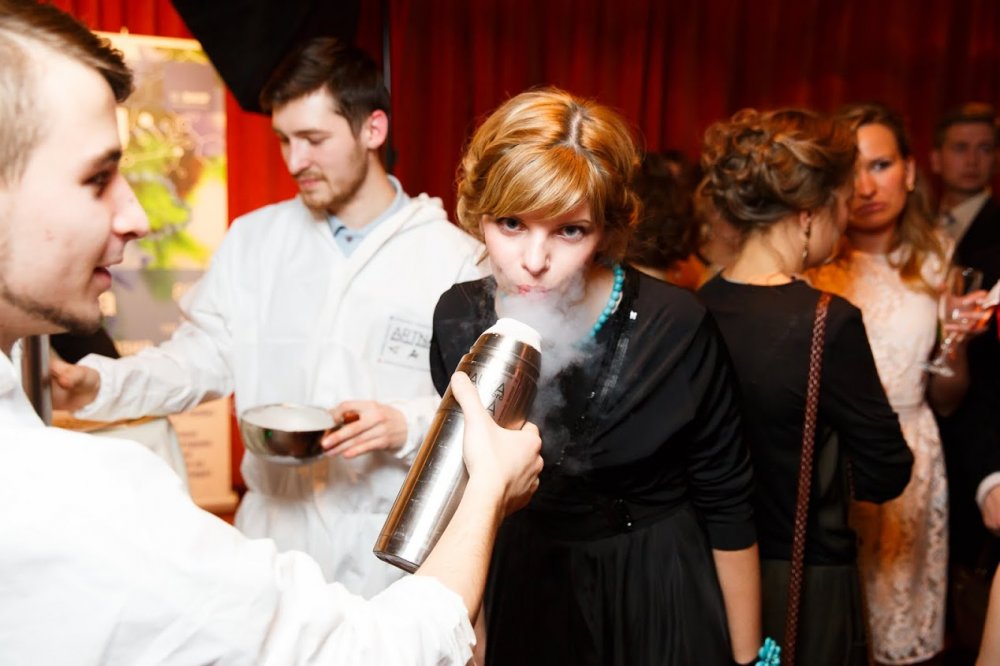 "Welcome физики":
эксперименты с гостями в зоне свободного общения (цена указана за час).