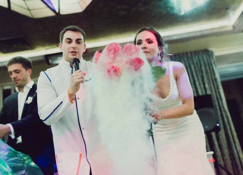 Какая невеста захочет разбить замороженный букет прямо об голову своего жениха?
Правильно, любая!