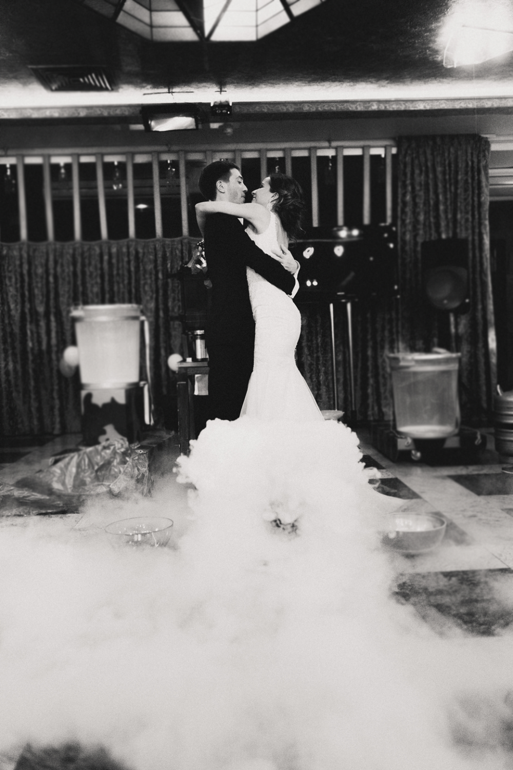 Окончание свадьбы необычное и романтичное настолько, что вам позавидует сам Джеймс Кемерон (режиссер "Титаника") .
Решение: огромный хлопок азотного пара, который постепенно опадает и открывает вид на целующуюся под романтичную музыку влюбленных.