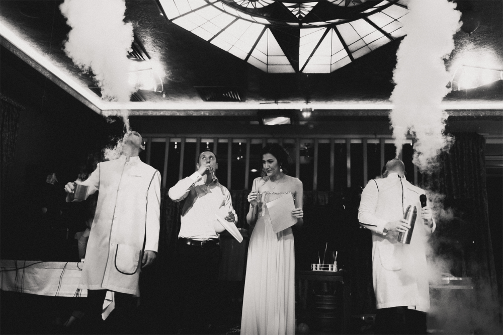 Шоу-программа с жидким азотом - дайте своим гостям прикоснуться к науке и отведать шампанского из настоящих пробирок