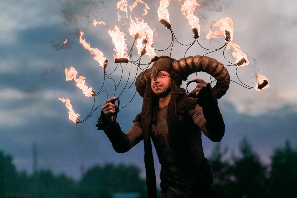 Огненное шоу ходулист Фавн