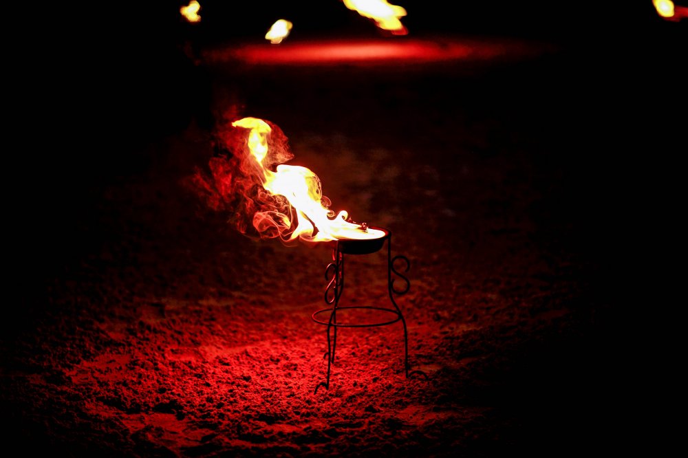 Огненные чаши пользуются для оформления площадки 