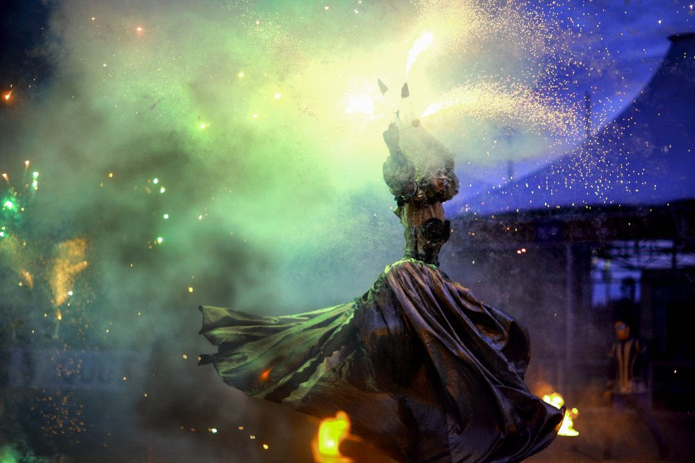 Ходулист фаер шоу Венеция