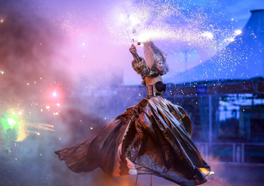 Ходулист фаер шоу Венеция