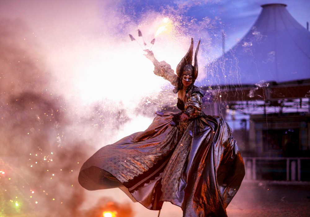 Ходулист фаер шоу Венеция