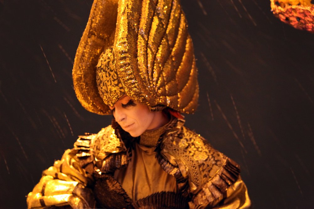 Золотая волшебница - персонаж на ходулях из фаер шоу Эльфийская ночь