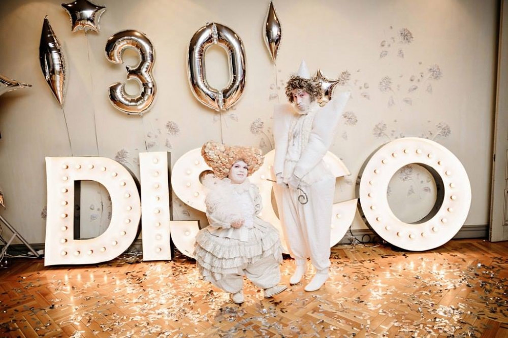 Встреча гостей мимы и карлики