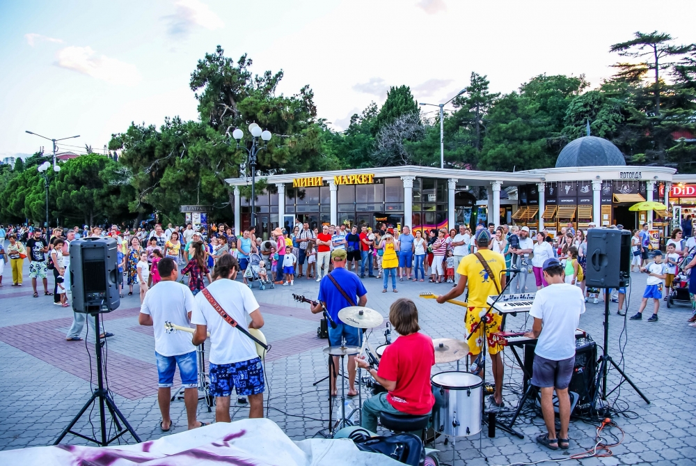 PARAMARIBO на набережной г.Алушты, 2016