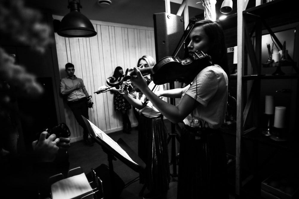 Welcome (ожидание гостей).
Звучание современной музыки в сопровождении 2 скрипок!