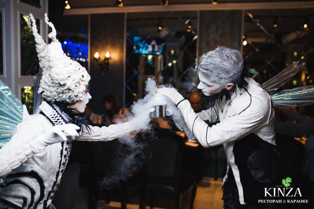 Белые феи играют с дымом