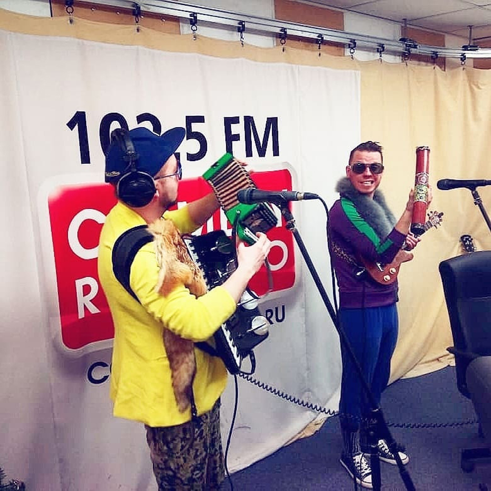 Эфир на COMEDY RADIO , чьими резидентами являются Dubki Band
