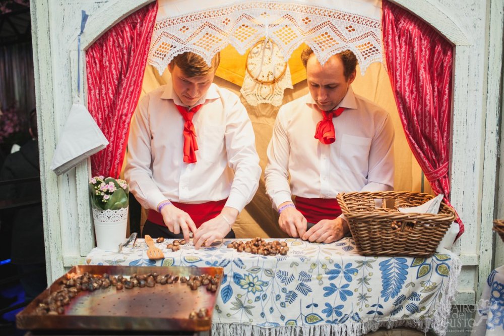 Кулинарное шоу Обжаривание каштанов