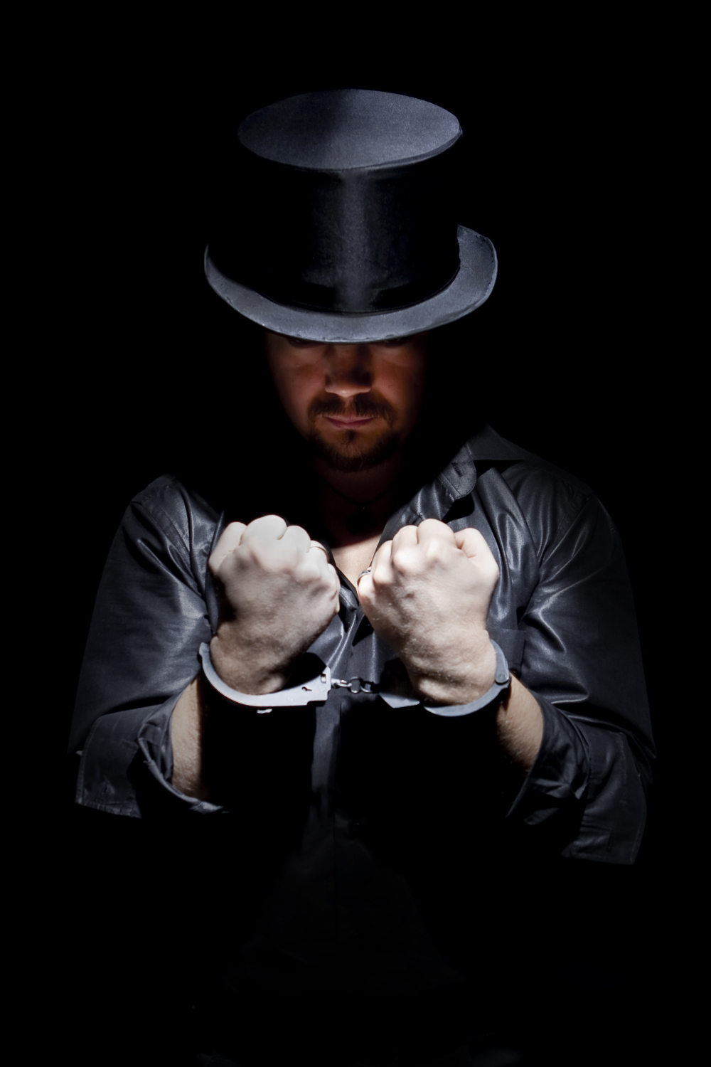 Иллюзионист Дамир Гудвин;  подробнее об артисте и специальных предложениях на Вашу дату смотрите на http://damirgoodwin.ru 