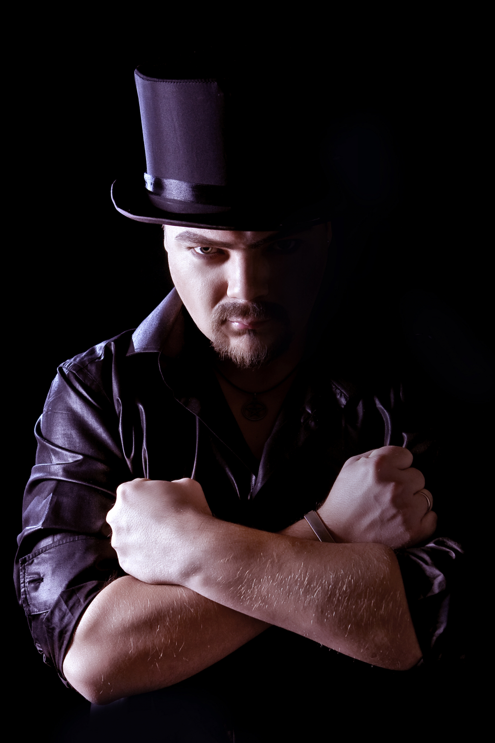 Иллюзионист Дамир Гудвин;  подробнее об артисте и специальных предложениях на Вашу дату смотрите на http://damirgoodwin.ru 