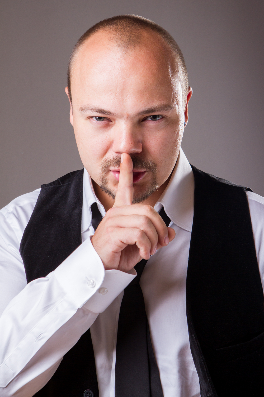 Иллюзионист Дамир Гудвин;  подробнее об артисте и специальных предложениях на Вашу дату смотрите на http://damirgoodwin.ru 