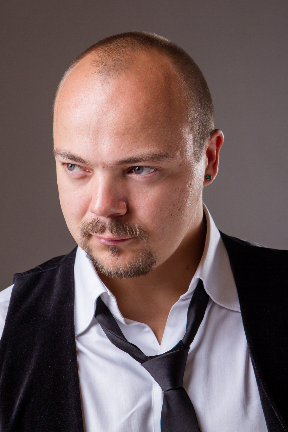 Иллюзионист Дамир Гудвин;  подробнее об артисте и специальных предложениях на Вашу дату смотрите на http://damirgoodwin.ru 