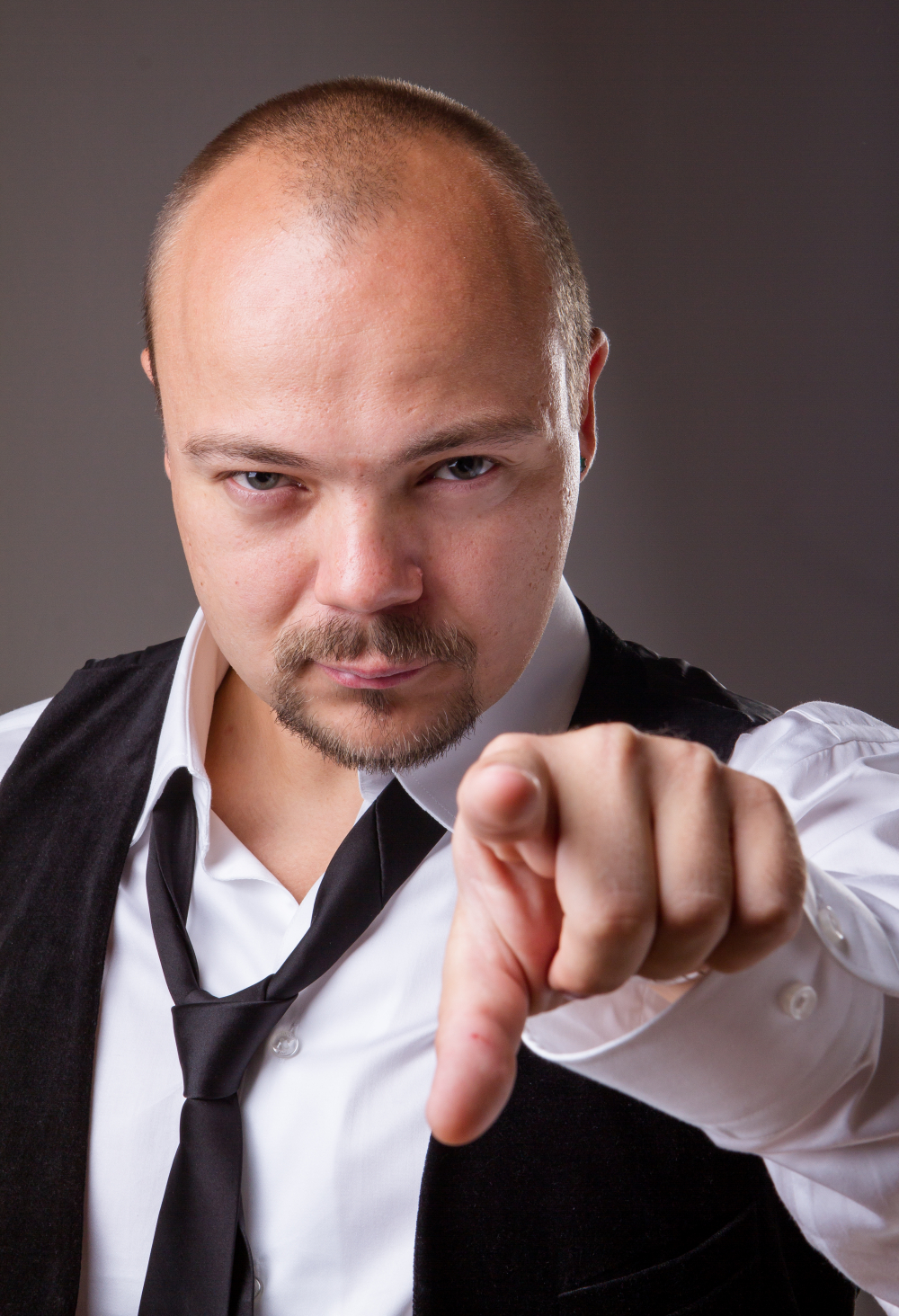 Иллюзионист Дамир Гудвин;  подробнее об артисте и специальных предложениях на Вашу дату смотрите на http://damirgoodwin.ru 