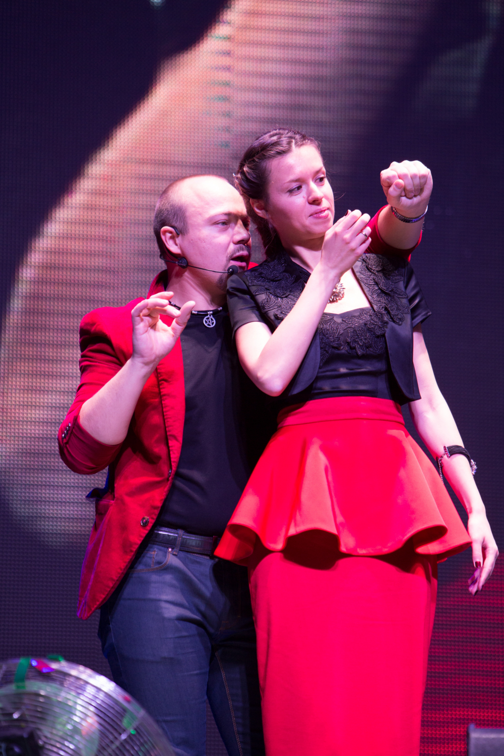 Иллюзионист Дамир Гудвин;  подробнее об артисте и специальных предложениях на Вашу дату смотрите на http://damirgoodwin.ru 