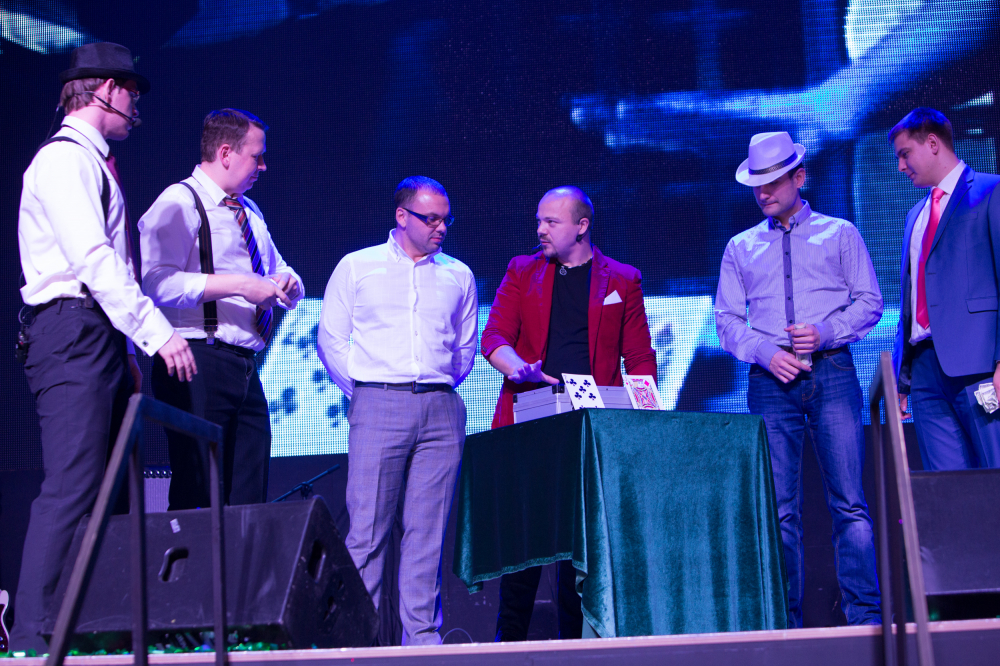 Иллюзионист Дамир Гудвин;  подробнее об артисте и специальных предложениях на Вашу дату смотрите на http://damirgoodwin.ru 