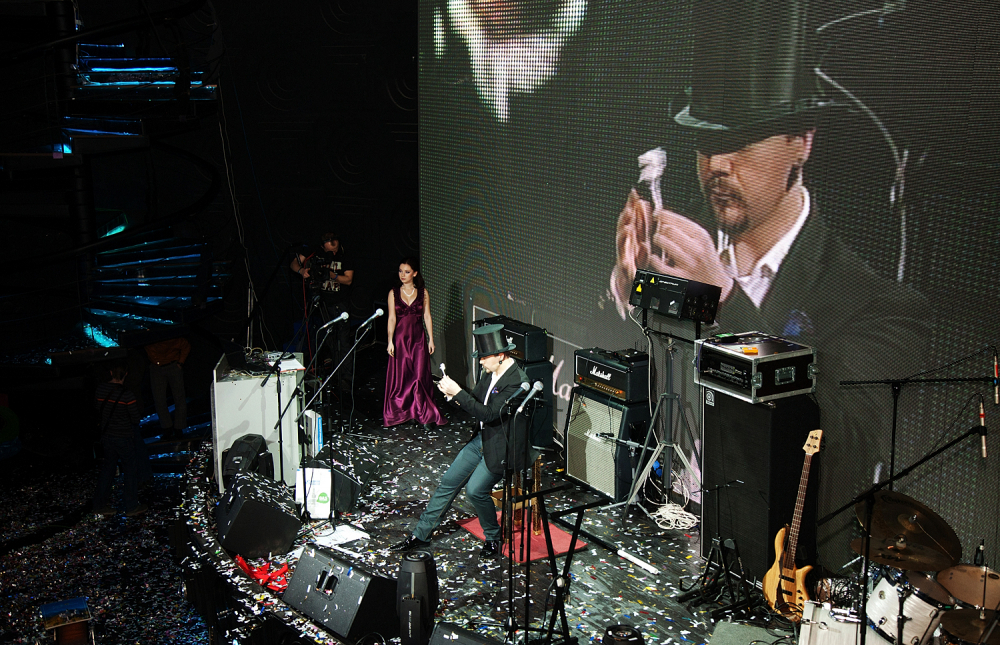 Иллюзионист Дамир Гудвин;  подробнее об артисте и специальных предложениях на Вашу дату смотрите на http://damirgoodwin.ru 