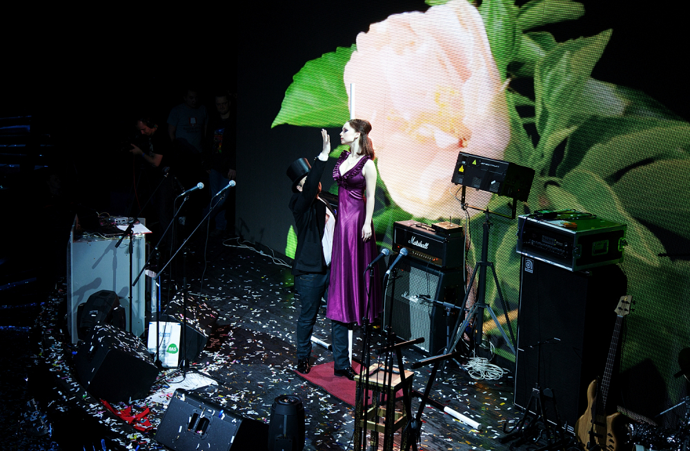 Иллюзионист Дамир Гудвин;  подробнее об артисте и специальных предложениях на Вашу дату смотрите на http://damirgoodwin.ru 