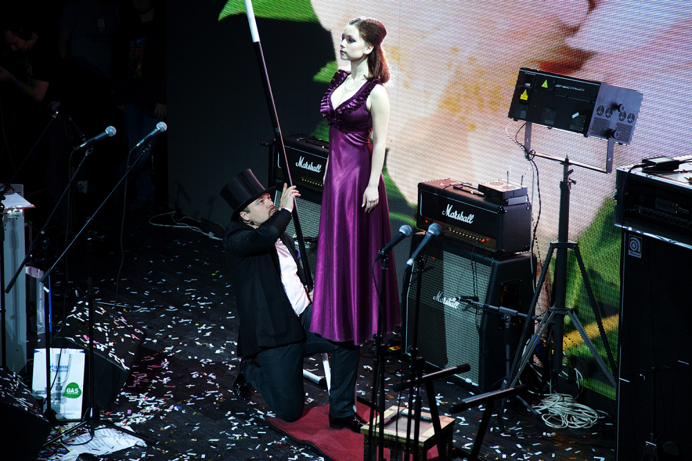 Иллюзионист Дамир Гудвин;  подробнее об артисте и специальных предложениях на Вашу дату смотрите на http://damirgoodwin.ru 