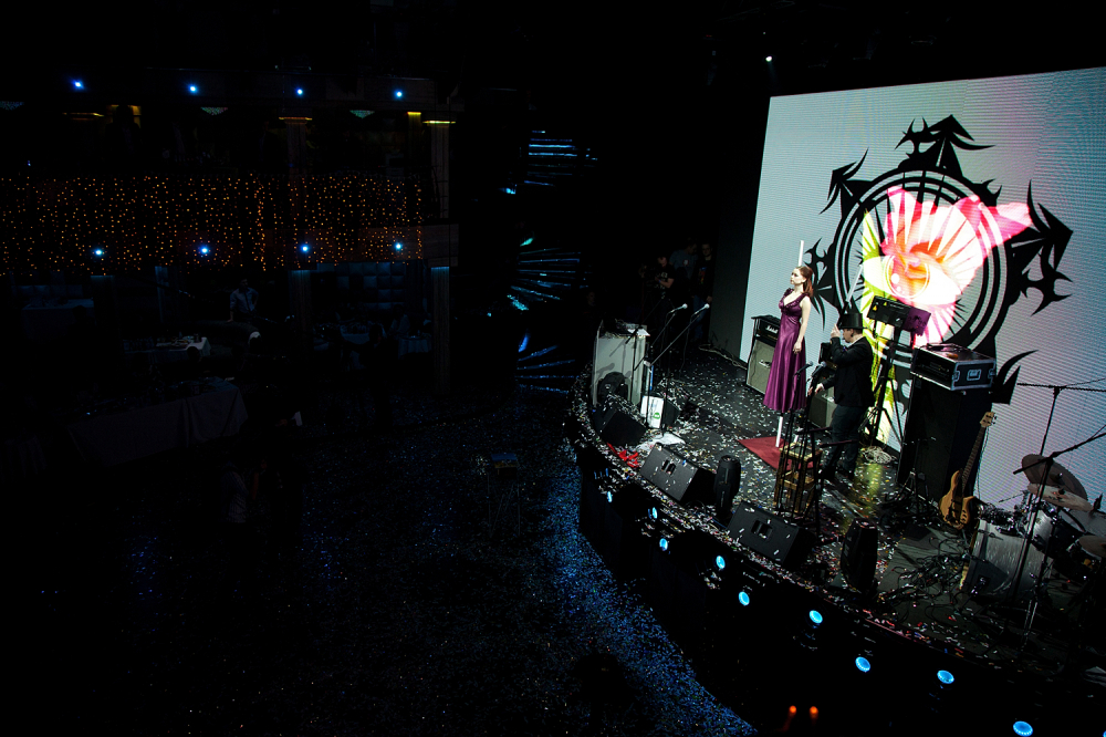 Иллюзионист Дамир Гудвин;  подробнее об артисте и специальных предложениях на Вашу дату смотрите на http://damirgoodwin.ru 