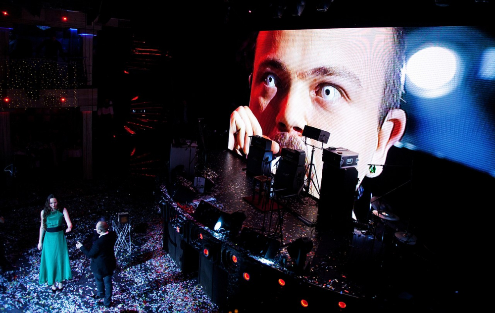 Иллюзионист Дамир Гудвин;  подробнее об артисте и специальных предложениях на Вашу дату смотрите на http://damirgoodwin.ru 