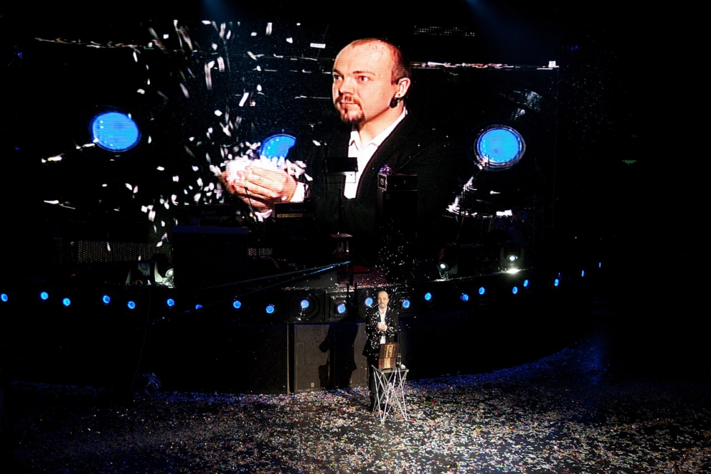 Иллюзионист Дамир Гудвин;  подробнее об артисте и специальных предложениях на Вашу дату смотрите на http://damirgoodwin.ru 